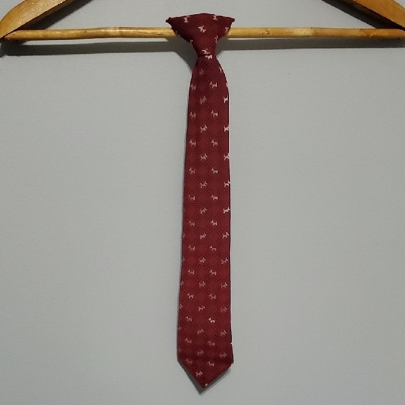 Elegant Burgundy Tie with Subtle Pattern - Picture 2 of 6
